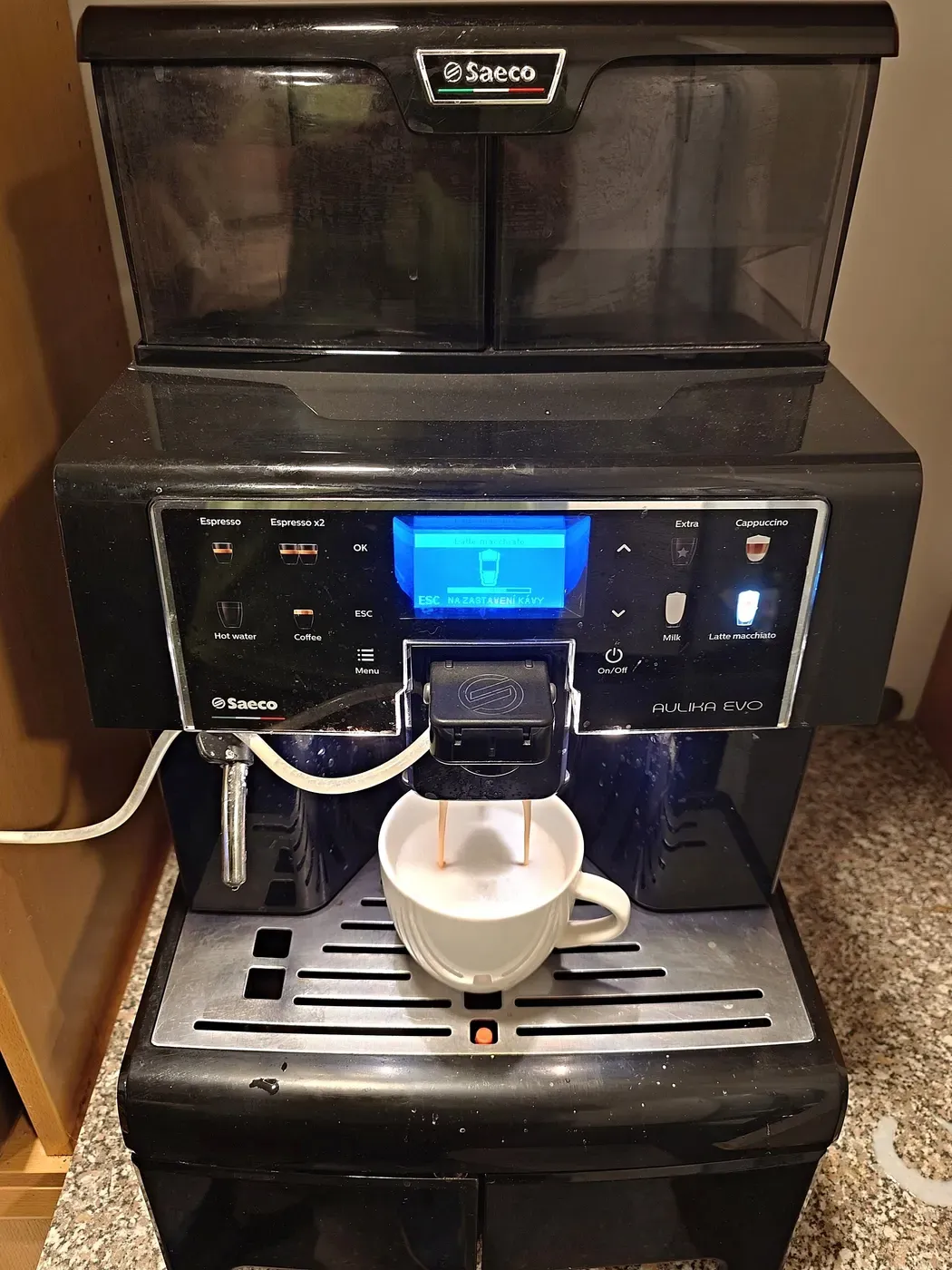 Saeco Vollautomat in einer Lounge, eine Tasse steht unter dem Auslauf
