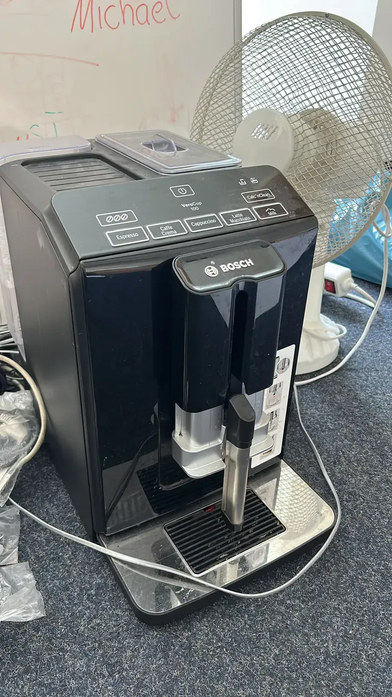 Bosch Kaffeevollautomat auf einem Tisch, Kabel noch angeschlossen