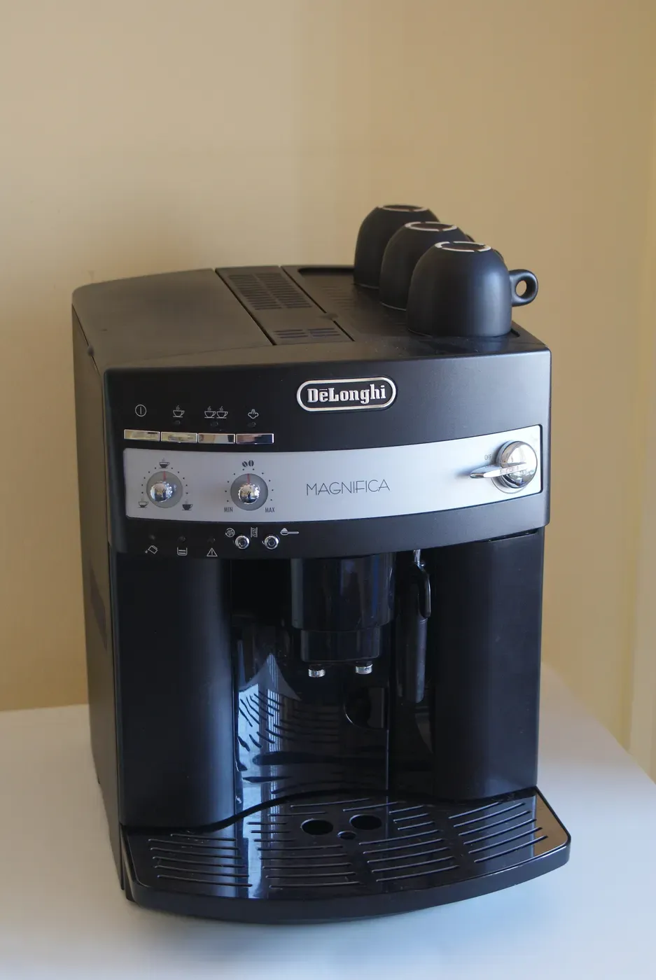 De'Longhi Magnifica Kaffeevollautomat, Tassen auf der Wärmeplatte