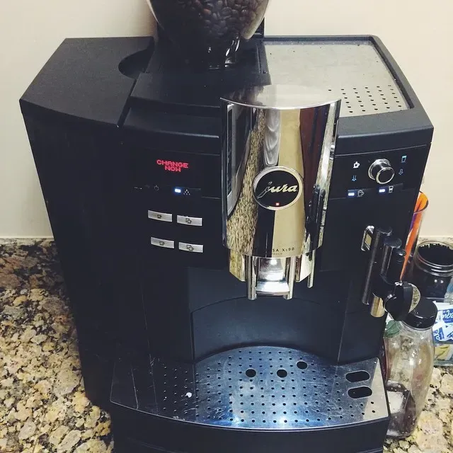 Jura Kaffeevollautomat in Schwarz mit verchromtem Auslauf