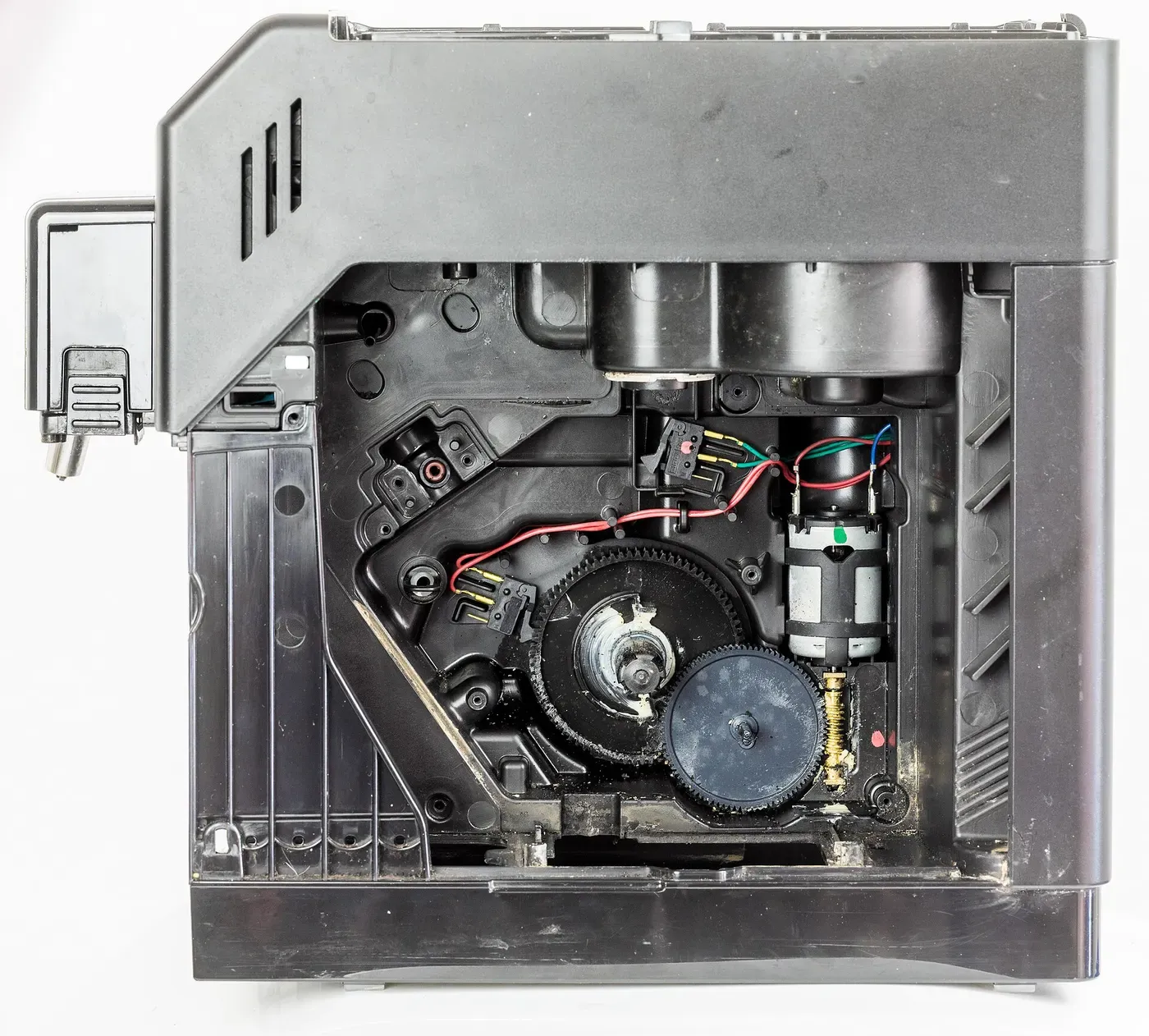 Philips Kaffeevollautomat mit abgenommener Seitenwand, Brühgruppe und Antrieb liegen frei