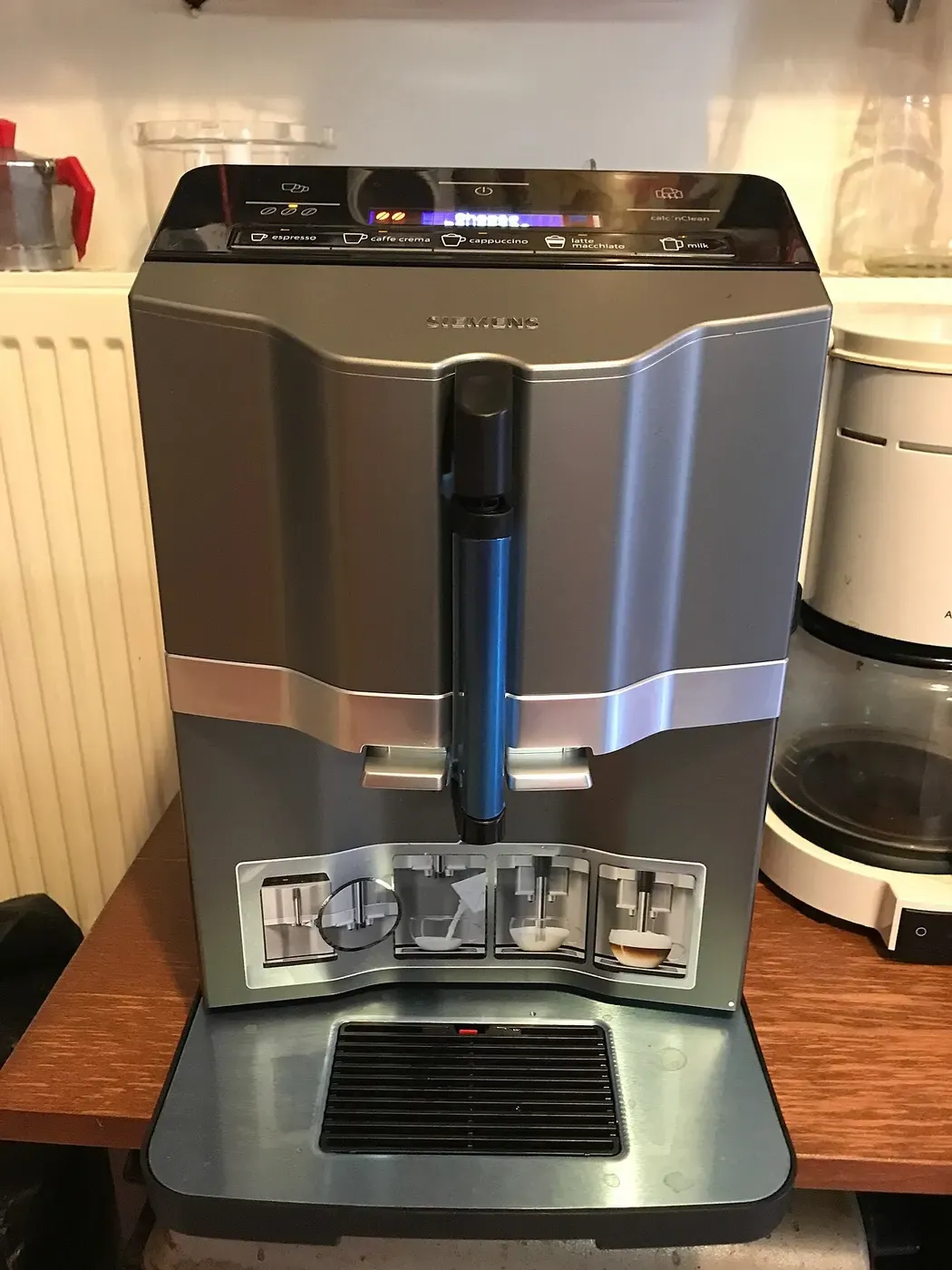 Siemens EQ.3 Kaffeevollautomat in Silber auf einer Arbeitsplatte