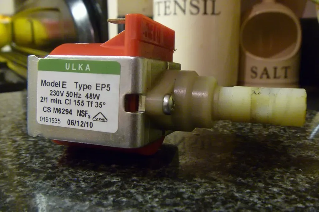Vibrationspumpe von Ulka, wie sie in vielen Vollautomaten steckt